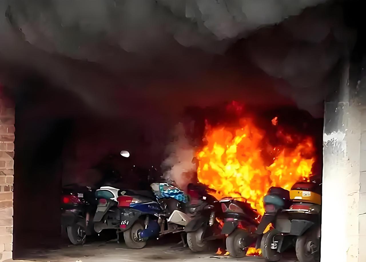 电瓶车摆在过道真的是害人害己！很多小区过道总有人喜欢把电瓶车推进来，甚至还有人拉