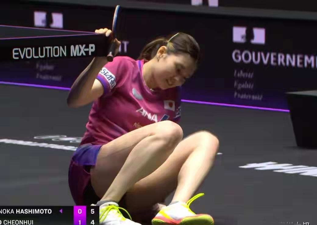 桥本帆乃香膝盖冰敷没捂热，球拍就砸了。
削球手现在比大熊猫还稀罕，她算最后几个能