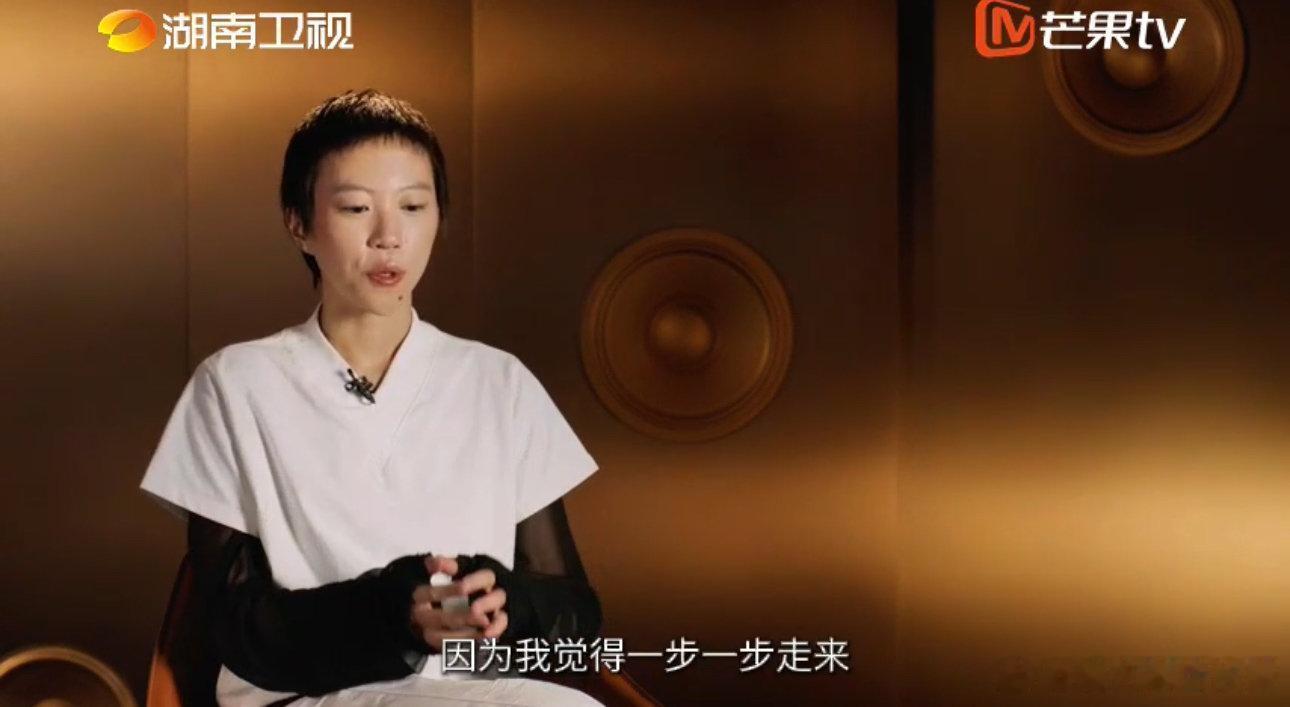 窦靖童我还挺喜欢月度决赛的歌手2026顺利晋级月度四强的窦靖童在赛后采访难掩欣喜