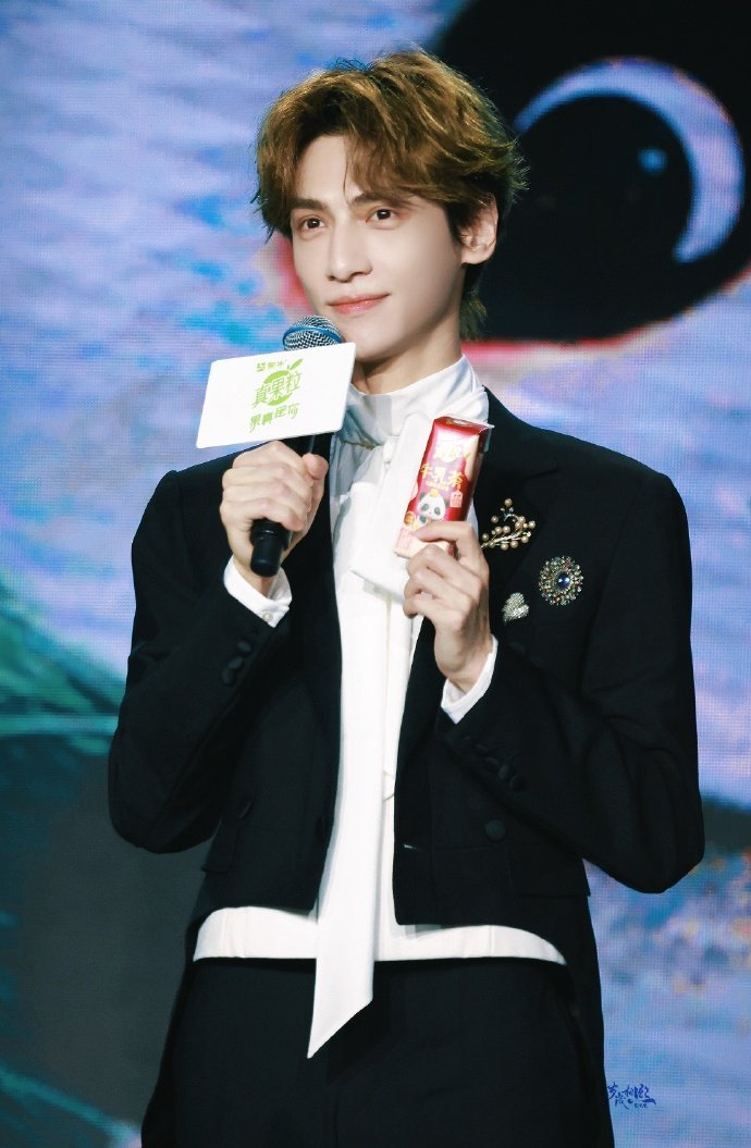 罗云熙今日活动这么帅的脸，这么抽象的姿势哈哈哈哈哈哥腿太长没办法 ​​​
