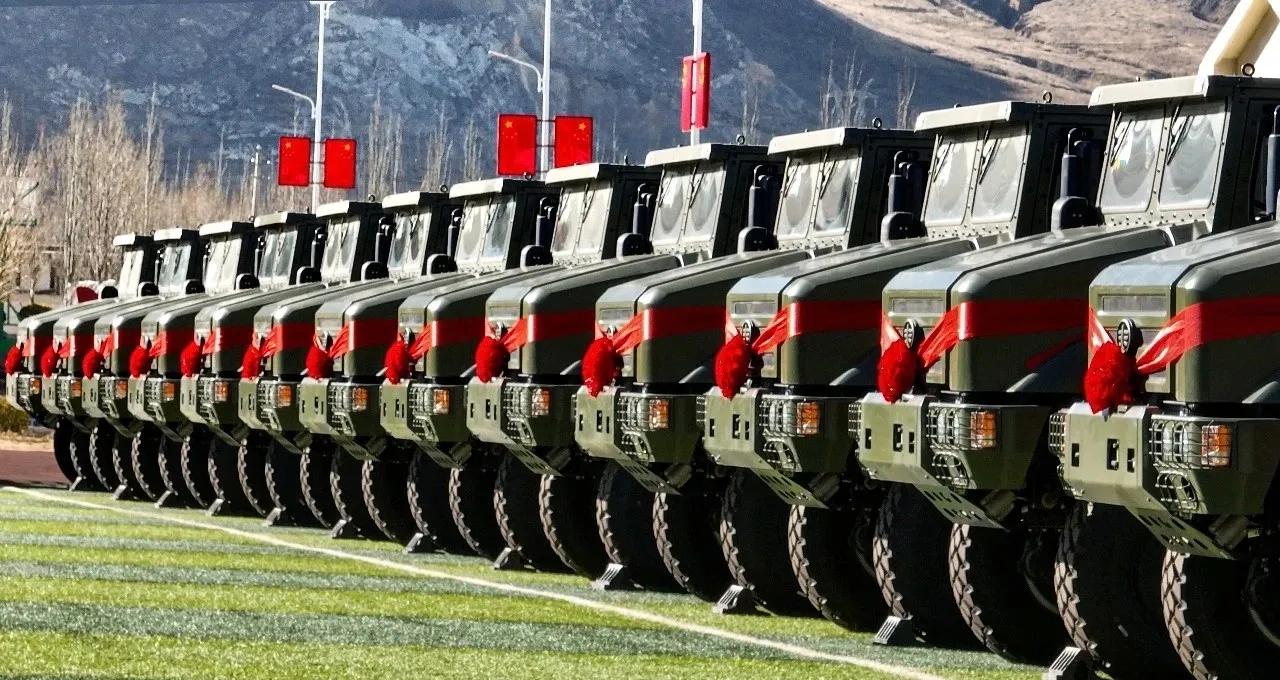 陆军的装备也是越来越好了，看看这运输车，一看就很结实，长头设计的抗冲击能力也比平