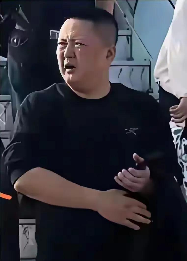 功夫不负有心人，终于扒着了逼空姐下跪的欧某某。
这面相，也不像恶人呐，咋做起事来