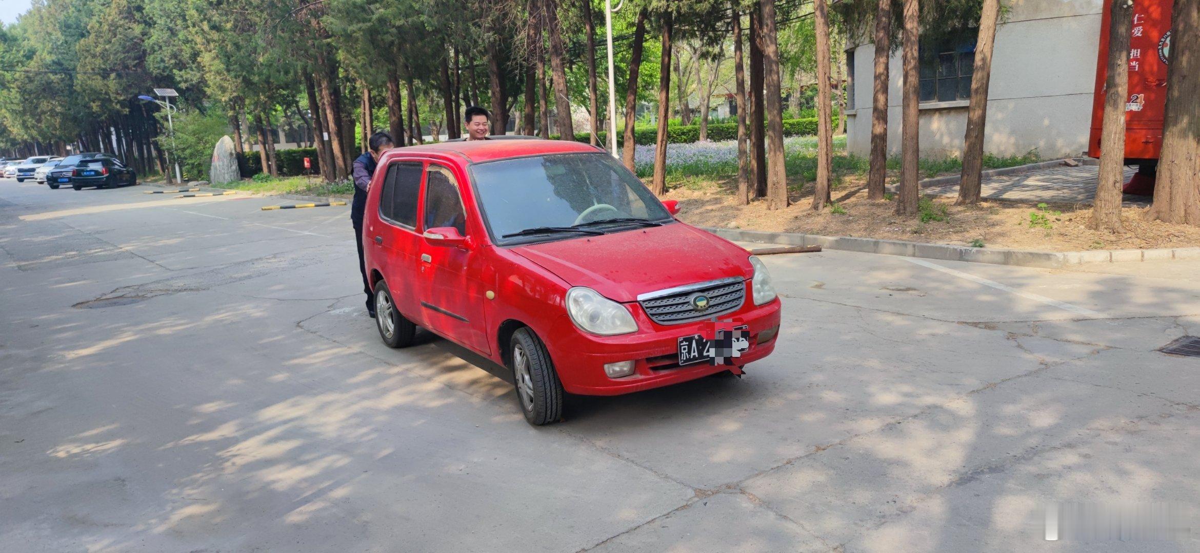 发点刚才偶遇的奇妙小玩意：黑牌京A的秦川福莱尔，推了几步路居然还打着了车牌比车值