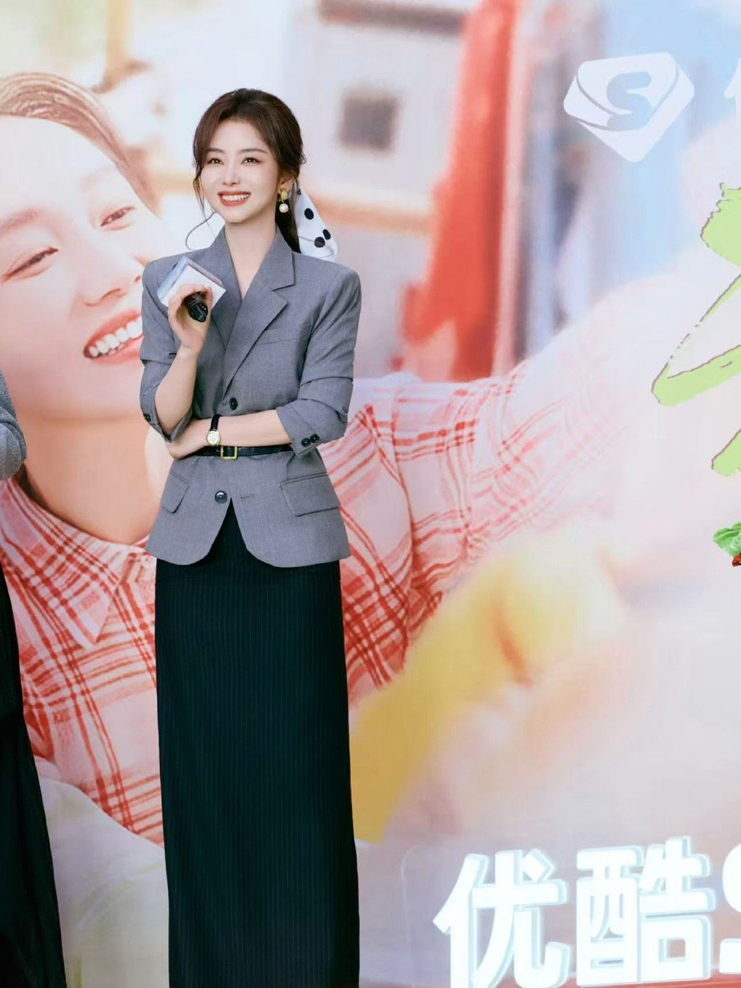 谭松韵方婉之职场穿搭 利落衣型衬从容，细节精致显格调，方婉之完美复刻年代职场美学