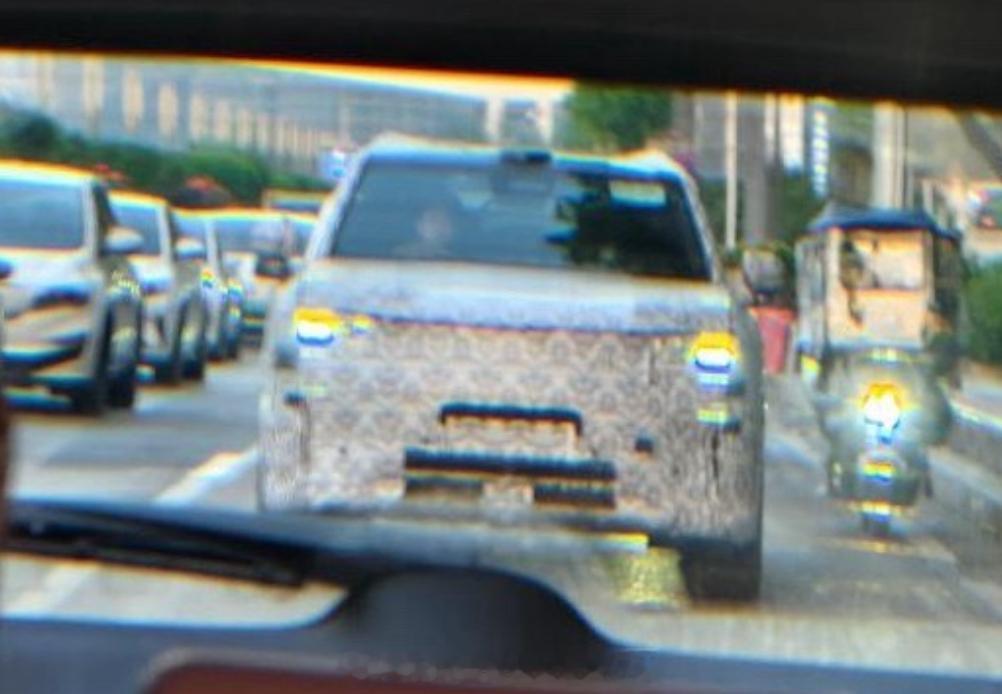 看地段好像是在重庆不知道这车是阿维塔的谍照图还是长安福特Cx810的增程款