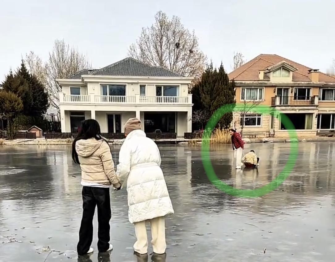 原来小杨阿姨也陪着汪小菲的两个孩子回来了。张兰发视频带着孙子孙女出门滑冰打雪仗，