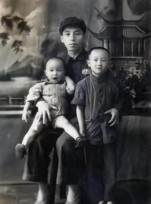 1941年皖南事变后，邓子恢的长子邓毅生不幸被俘，化名李德盛被关进上饶集中营，他