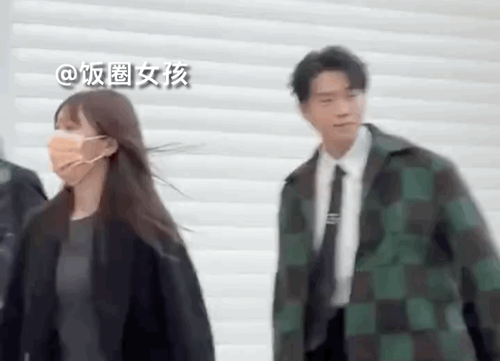 #三里屯偶遇魏大勋#保持高冷状态，魏大勋这状态真的太无敌了！大勋的身材是不是最吸