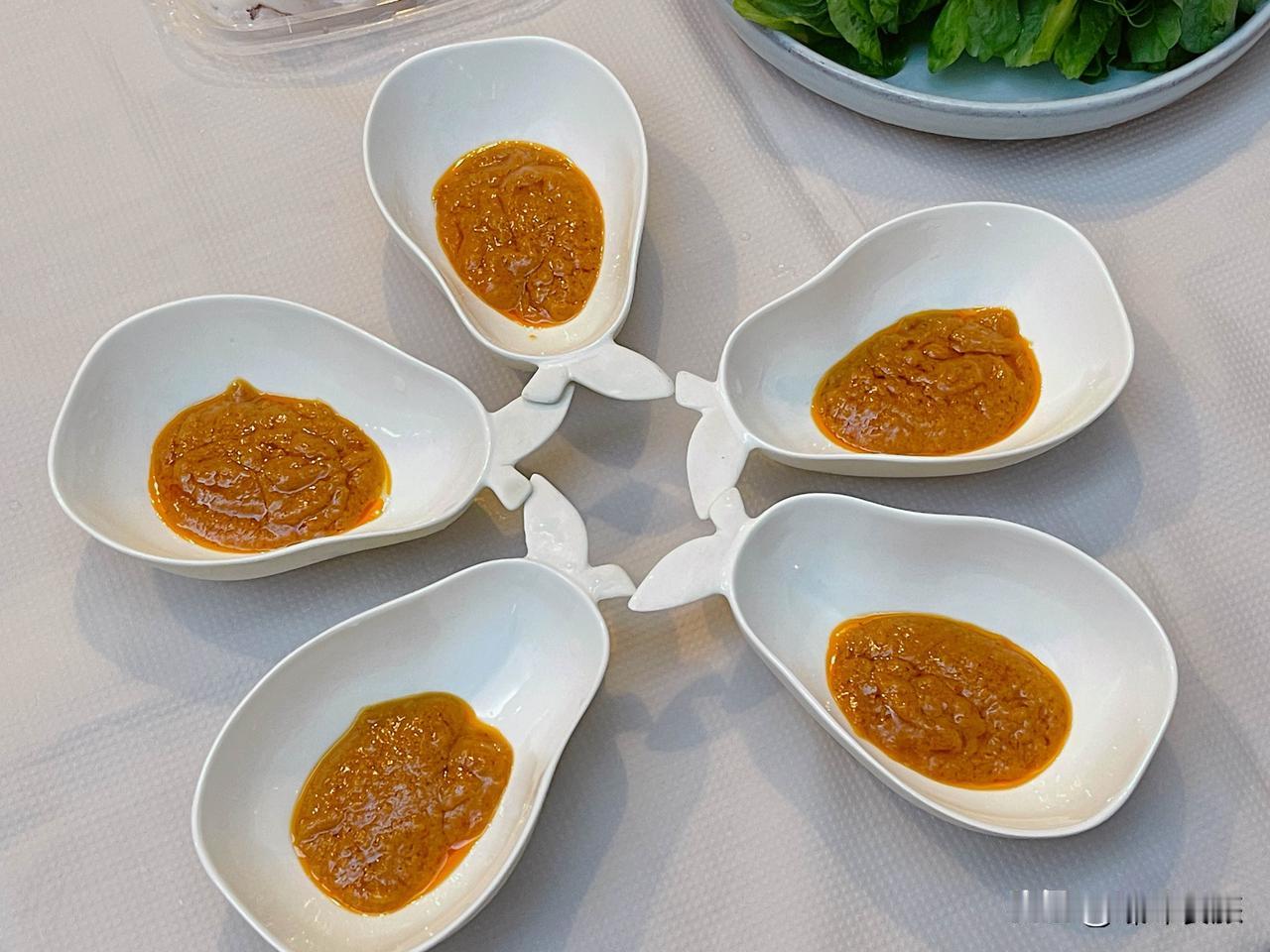 今年冬天的不同春节前的家庭聚会，牛肉+海鲜，我妹妹又带着食材来我家请客。桌上的食