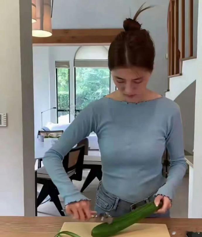 没想到吴千语还有这么人妻感的一面，真的对会做饭的女生抗拒不了  