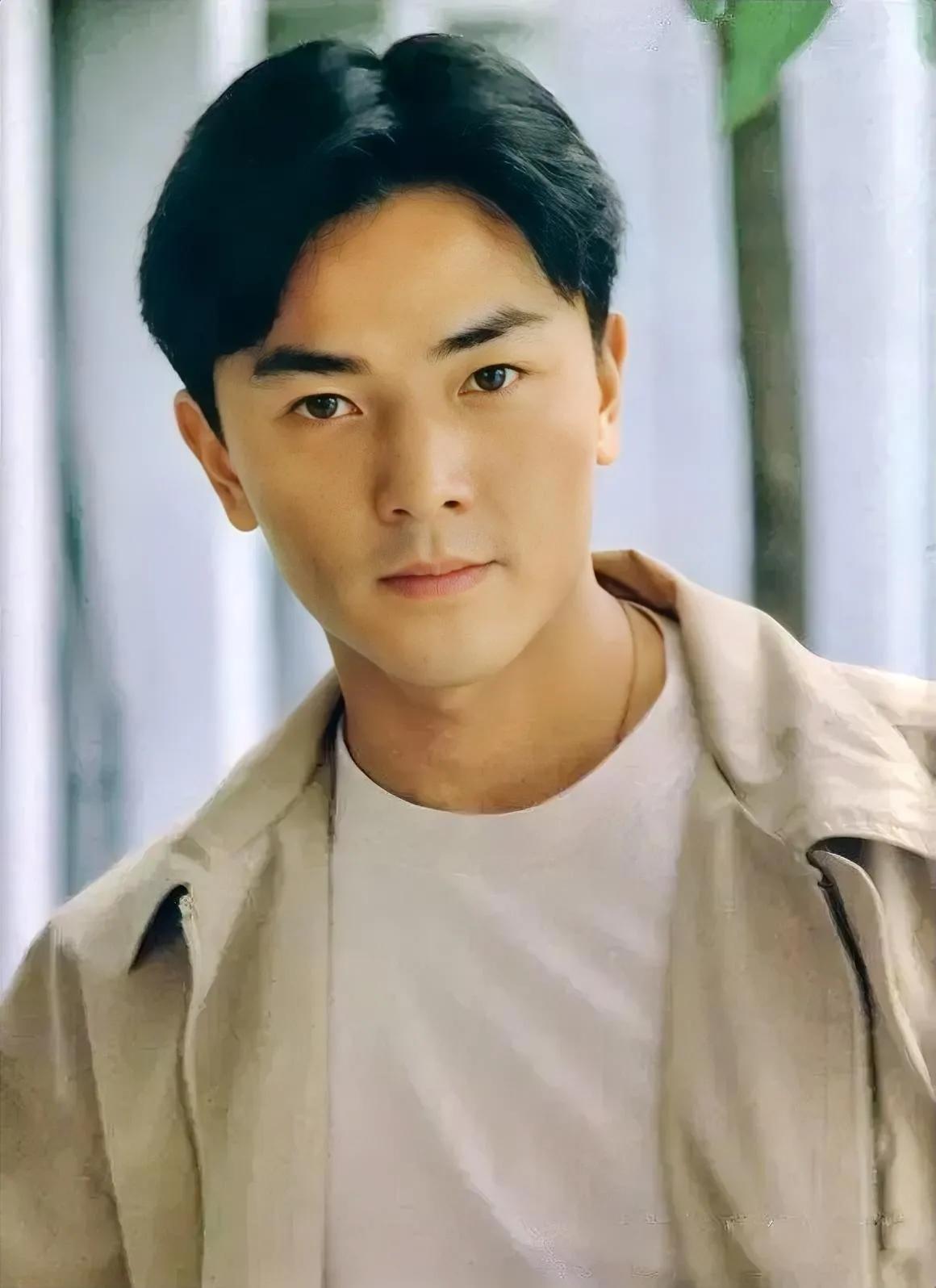 现在才发现，郑伊健的帅全靠他那头飘逸的长发。剪掉长发，跟我们班上的体育委员差不多