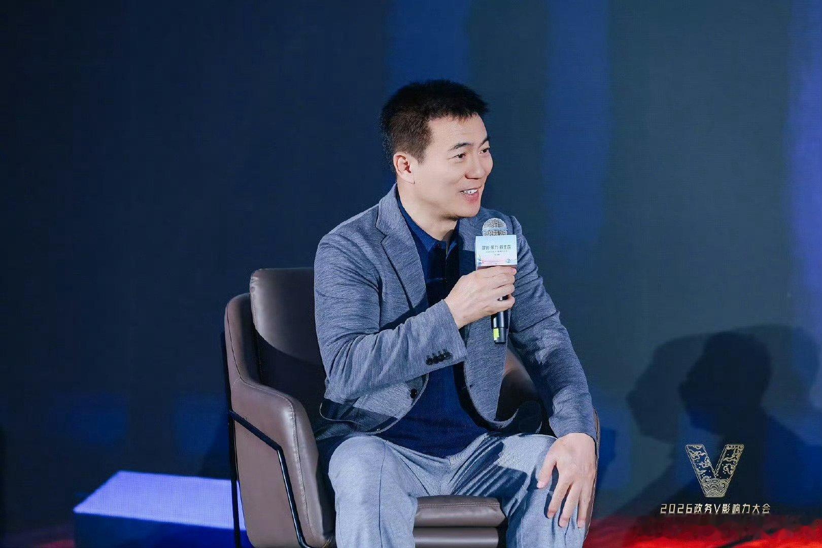 当AI遇上足球，是懂球还是“懂数据”？黄健翔调侃AI根本不懂球 ，他指出球员的情