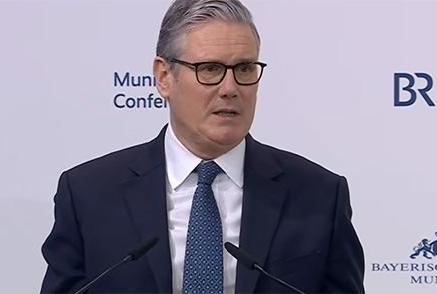 英国正寻求在政治、经济和军事上重返本土，特朗普把斯塔默推回了欧洲。英国从2016