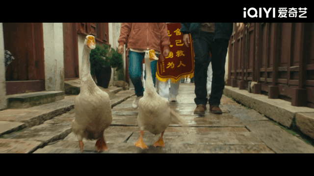 北上船老大摘锦旗这段 说实话，胡军真的将这个船老大的形象演绎的特别的到位，特别是