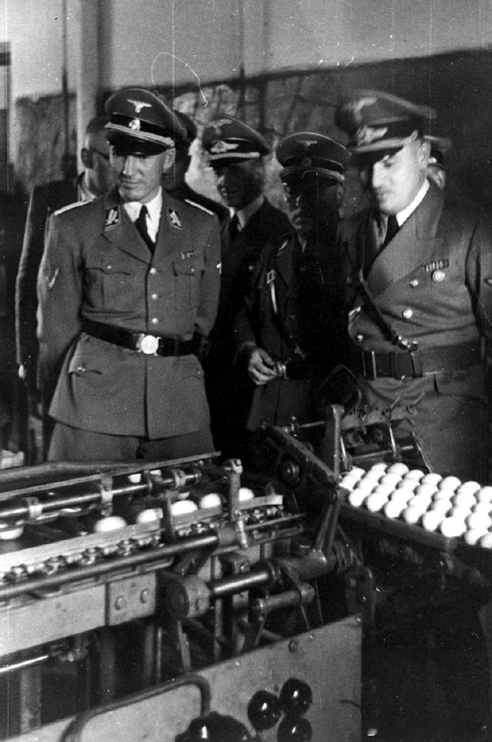 1943年，华沙，德军军官视察鸡蛋供应情况 