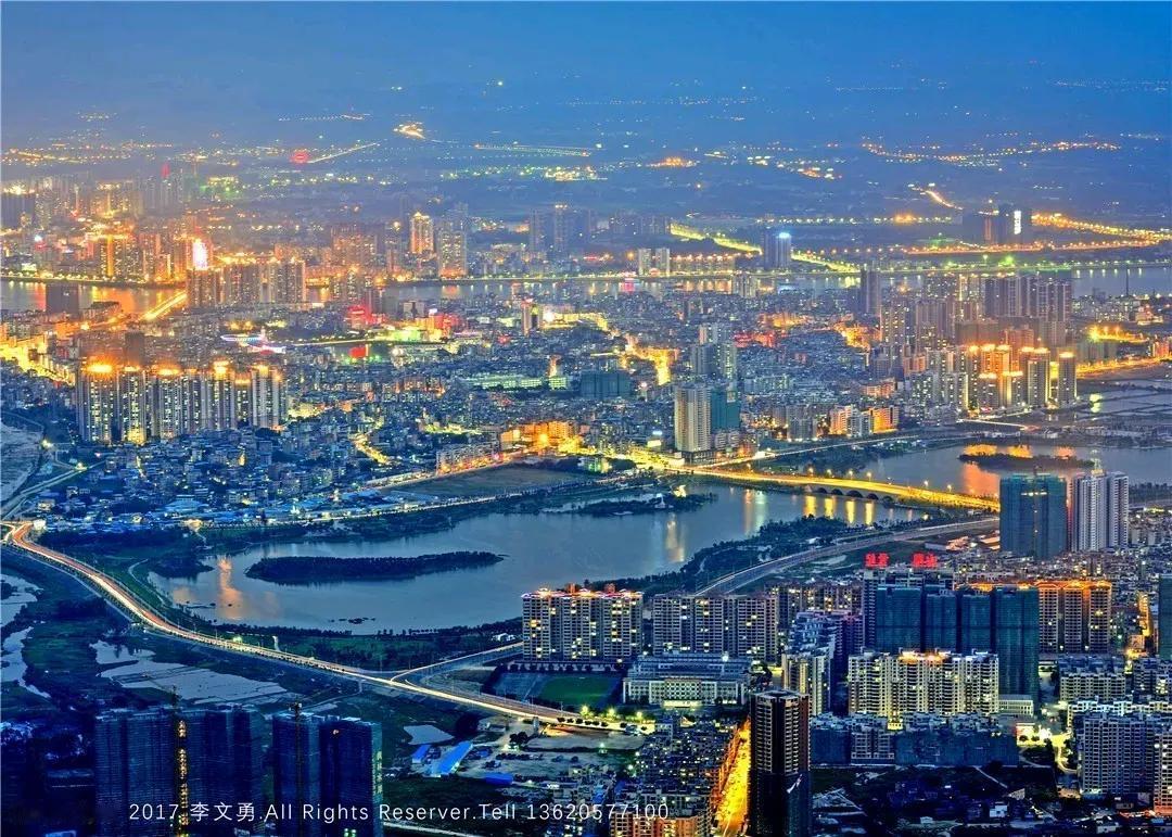 1.92万平方公里不大吗？只是广东省舍不得把制造业搬过来振兴清远市而已，否则早已