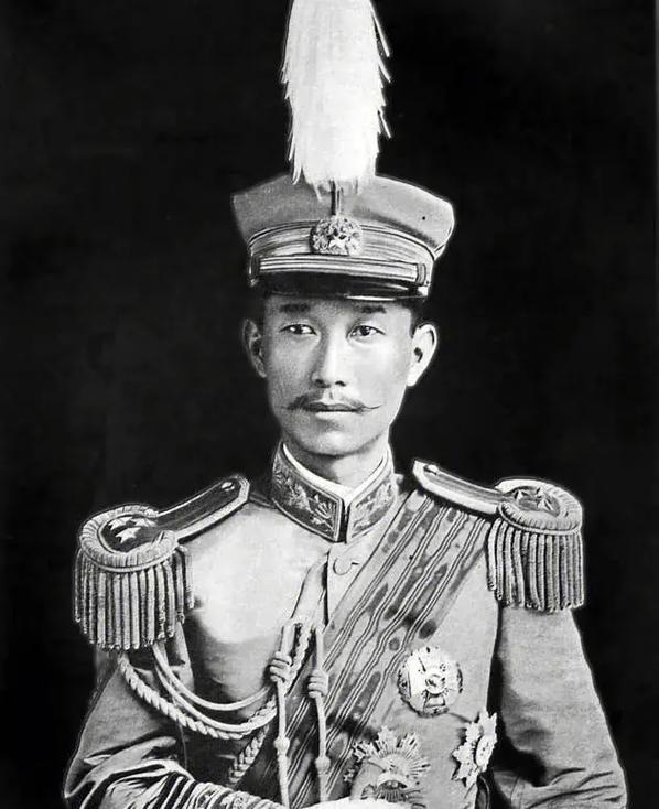 国葬第1人，两妻终身未嫁，儿子曾入外交部，情人至死恋恋不忘
民国历史上第一个享受