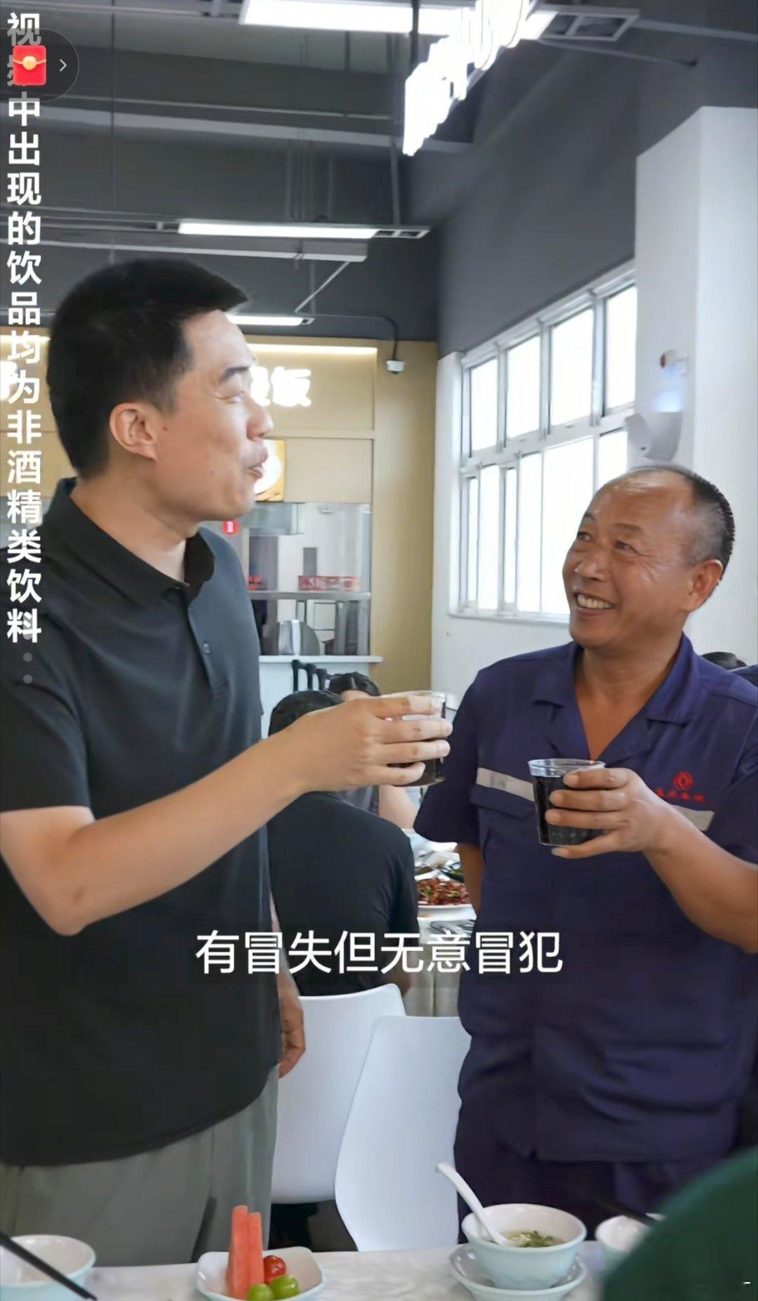 李想请乘龙卡车司机吃饭 李想邀请卡车司机们吃饭，饭桌上李想说：“多少让很多的乘龙