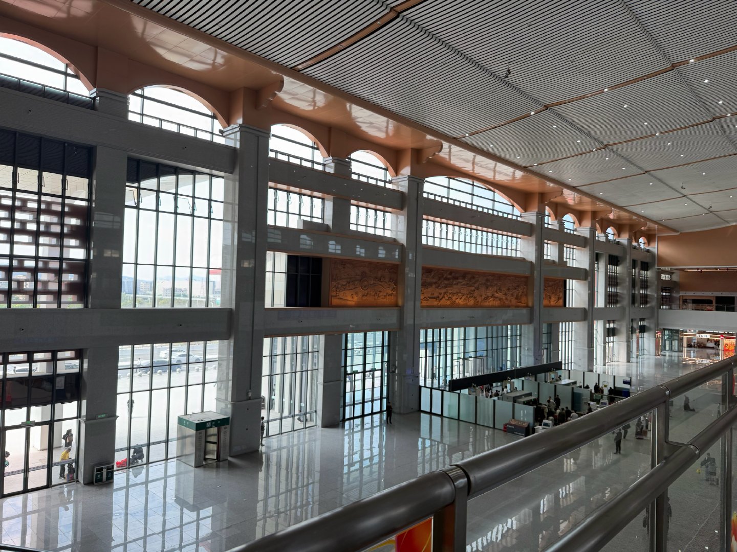 到泉州南站了，还是坐高铁方便，一个多小时就到。开车回去一趟要四五个小时。以前读书