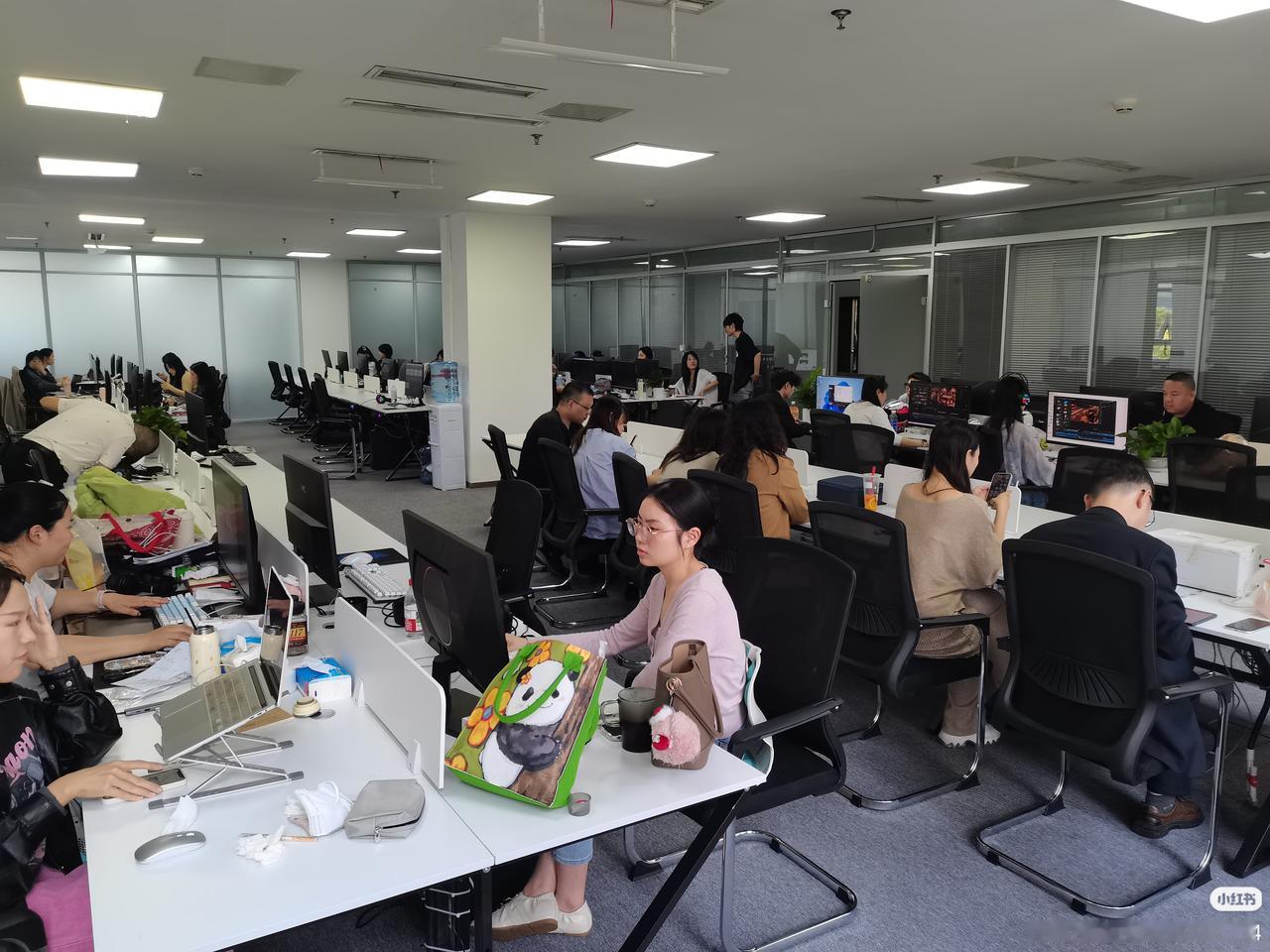 AI如何改变当前的就业市场AI冲击重复性岗位，催生全新职业，重塑就业结构。职场门
