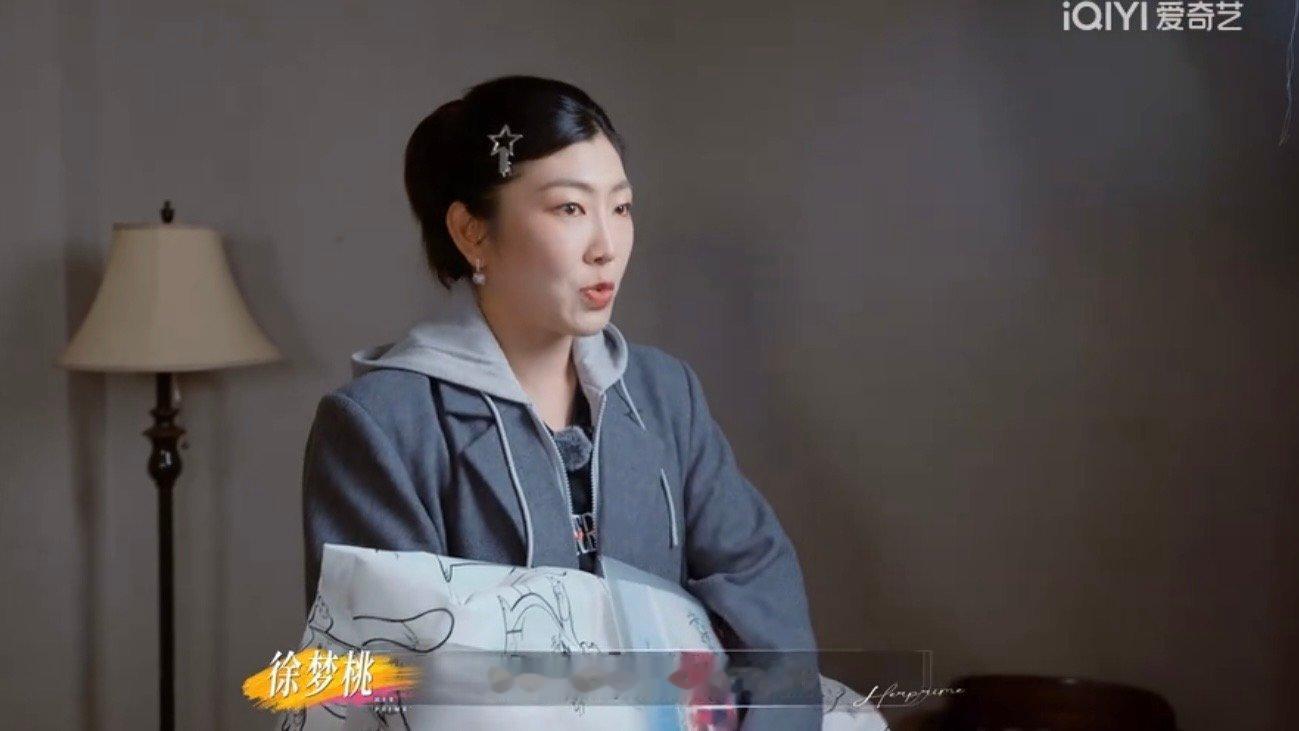 徐梦桃送小酒窝吉祥物徐梦桃送董璇小酒窝礼物徐梦桃送董璇小酒窝米兰冬奥会吉祥物 