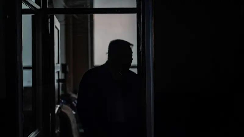 丧妻后遭岳父驱逐 男子哭诉无家可归
 
男子深陷丧妻之痛。居所被岳父一方封锁。个