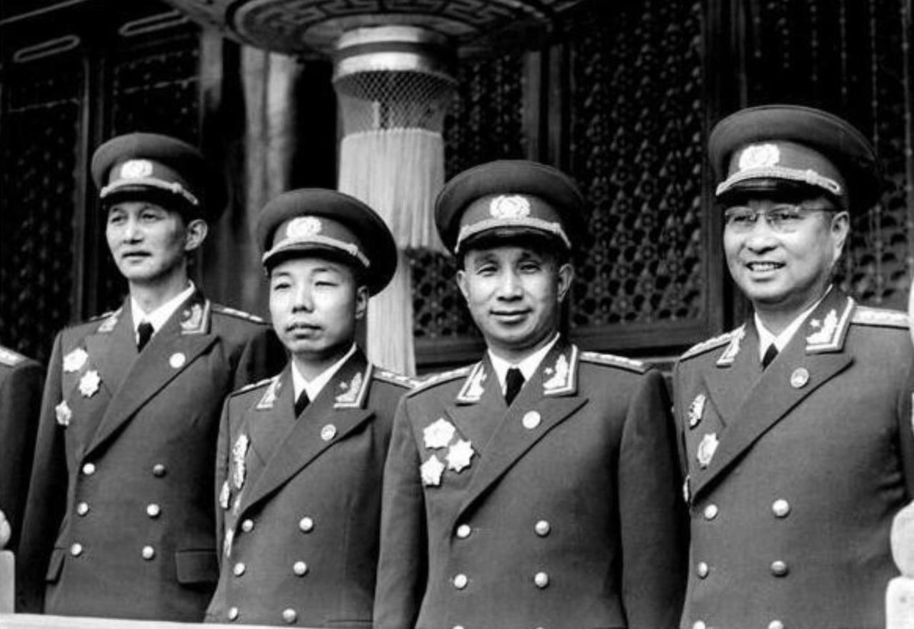 1955年4月，粟总长正在青岛海滨休养，陈副总长打来电话。粟总长刚接起电话，陈副