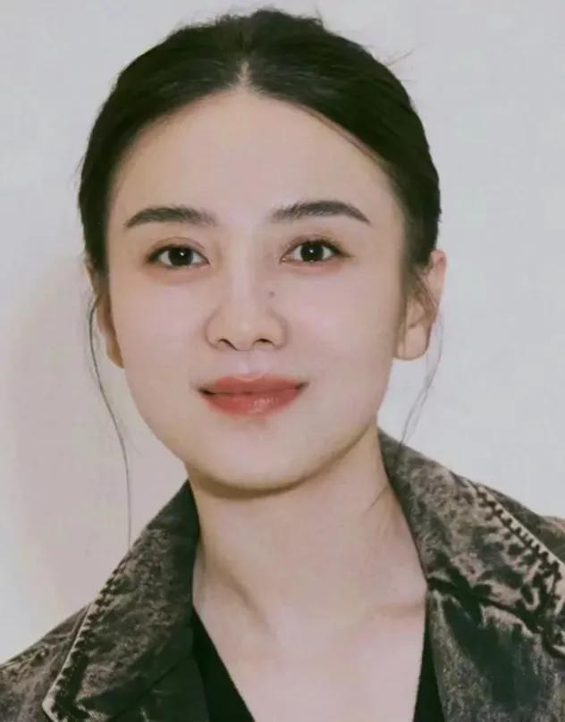 宋佳说，从大学毕业到现在，拍戏也有20来年了，大大小小的角色都演过，我觉得像我这