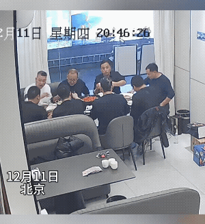 几个人正吃着饭聊着话时，突然来了个这个情况，吓人哟！
锅太大，它热量可能没排出去