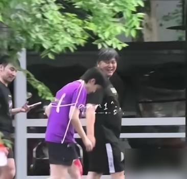 王楚钦下训后跟教练有说有笑，他身后的陪练小牛，连鞋都穿不住了，光着脚踩在冰凉的地