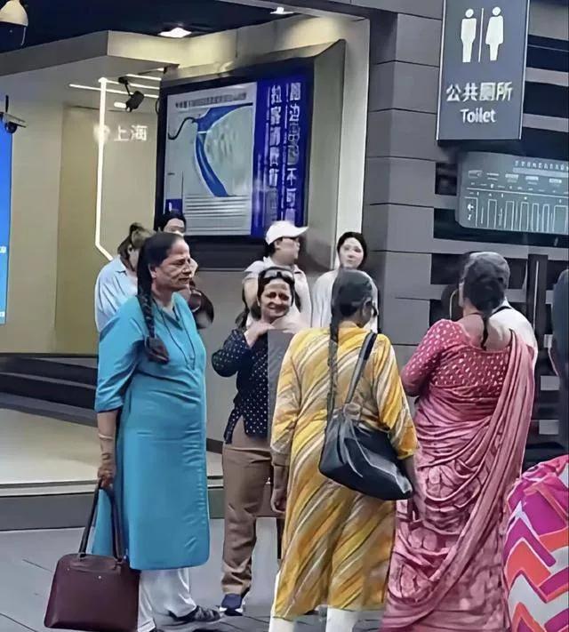 不知道大家有没有发现？走在上海街头、机场、地铁，最近印度面孔是真的肉眼可见变多了