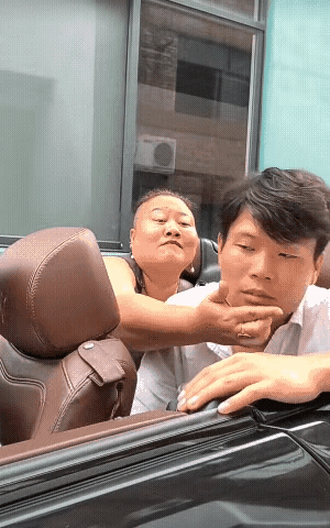 男子的眼神告诉你，什么叫生无可恋？这表情用生无可恋来形容最贴切了，男子肯定是受到
