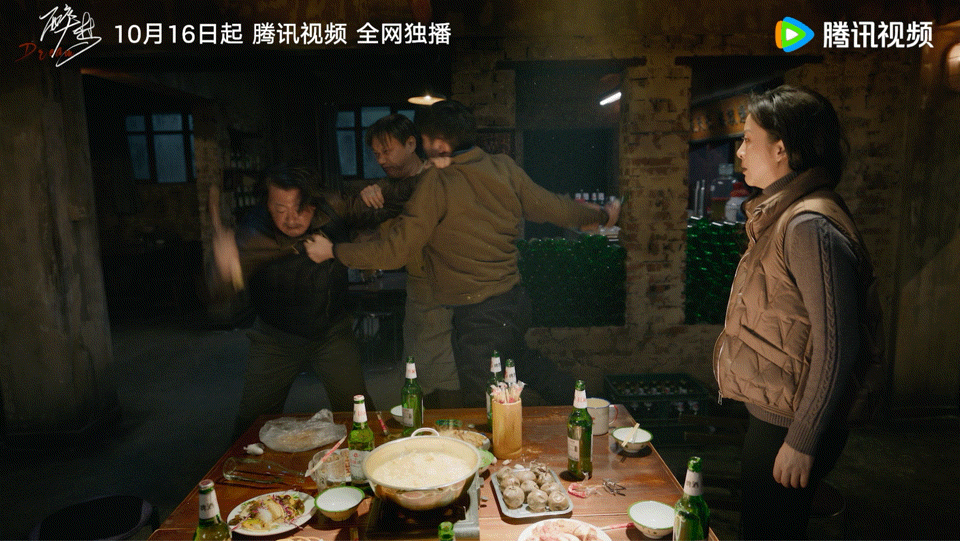东北悬疑剧又有勾心又有斗角案子要查，饭也得吃，但这一桌人越看越不对劲。嘴上都是家