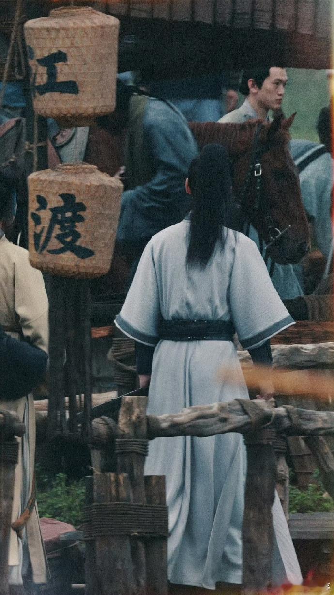 杨洋展昭进行曲 真真切切诠释出美人如玉剑如虹的意境，身形俊朗气质干净，持剑伫立的