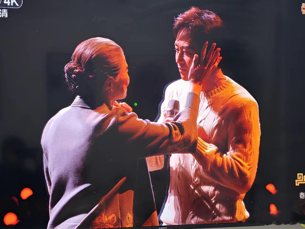 看了两个小时了最好的节目居然是一个演员的唱的歌当邓超和迟蓬互相牵着手的时候，那一