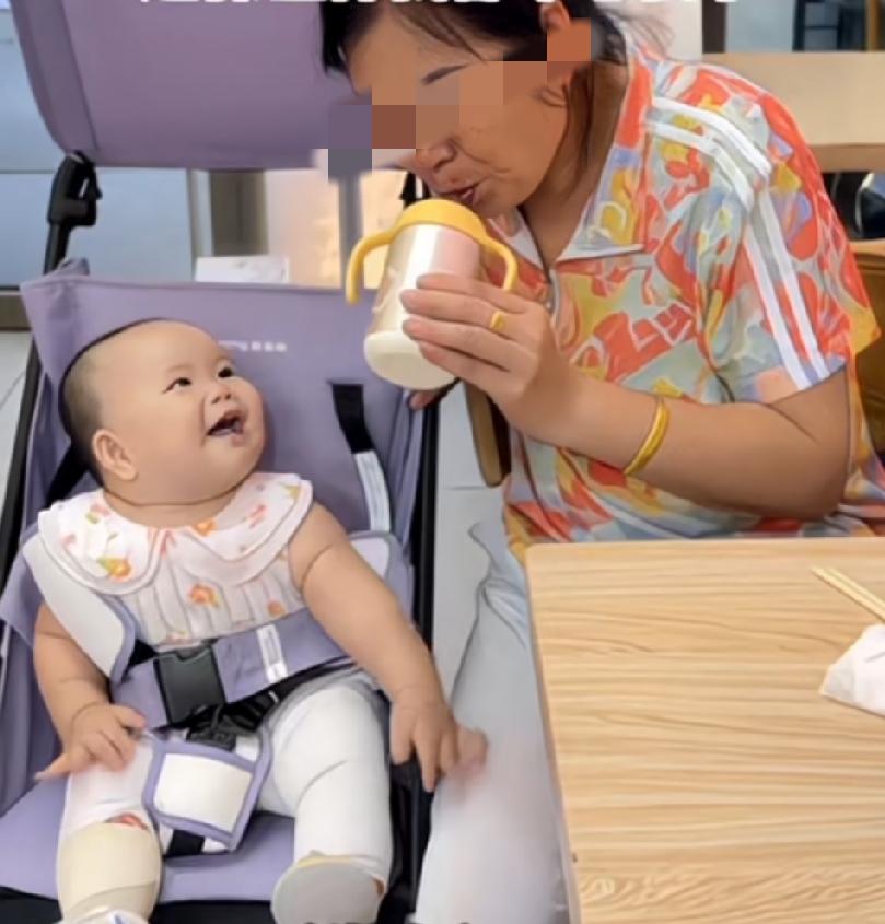 一家人来饭店里吃饭，婆婆口渴了，不舍得买水，拿起孩子的吸管杯直接对嘴喝，一边喝一