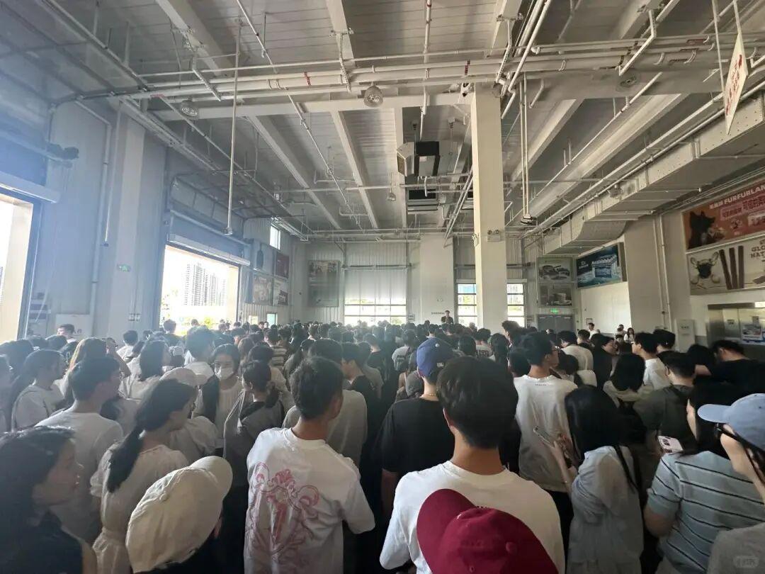 店员回应降价iPhone17被疯抢很久没看到线下买手机如此排队盛况了。即便不降价