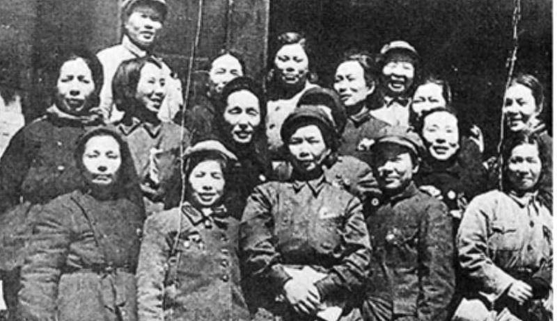 一位女红军长征途中不幸掉队，半年躲藏地窖艰难产子，军阀刘湘得知后展开疯狂搜捕！