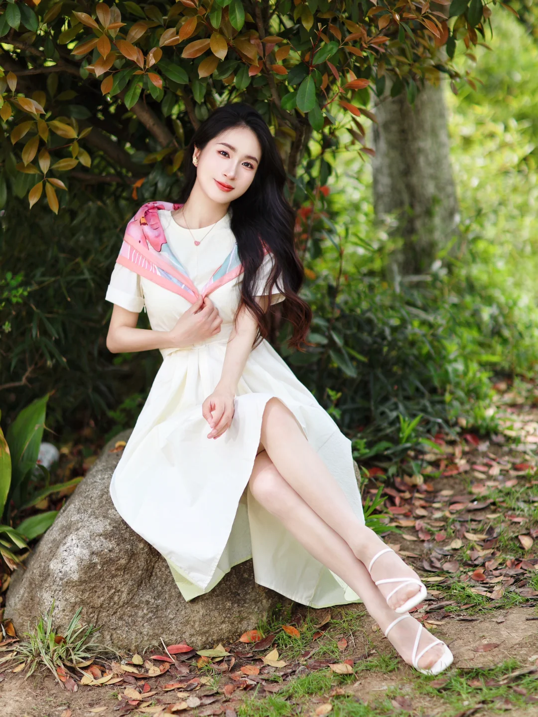 丝巾和连衣裙适配度太高了💗