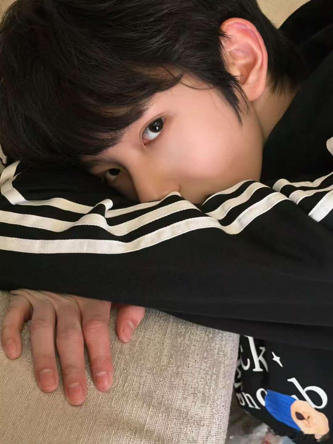 陈浚铭其实还可以陈浚铭走廊全身照 哇哇哇哇 