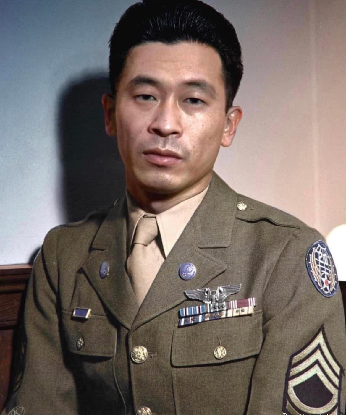 本·黑木技术军士——唯一一位在太平洋战区执行战斗任务的日裔美国陆军航空兵。
- 