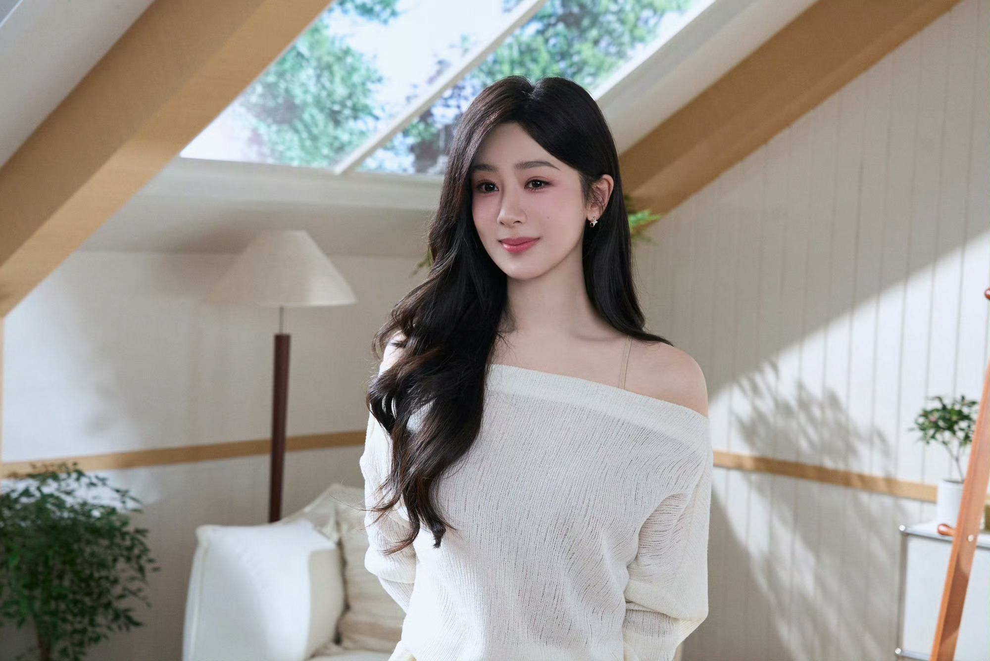 杨紫自在享受杨紫自洽 杨紫长发白裙造型，初春的阳光勾勒自然轮廓，自在享受自洽于心