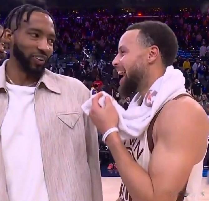 小琼斯谈库里：

“库里是伟大的球员。”

“我赛后跟他说。”

“如果他没被罚