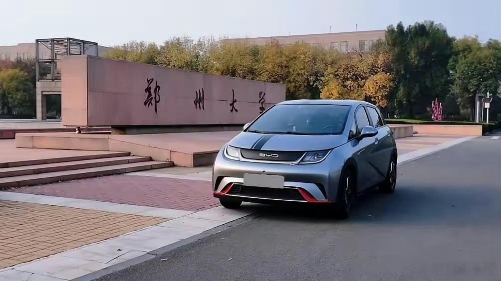 高知人群的用车首选，比亚迪的身影在校园里越来越多见！要知道对于像大学老师、教授这