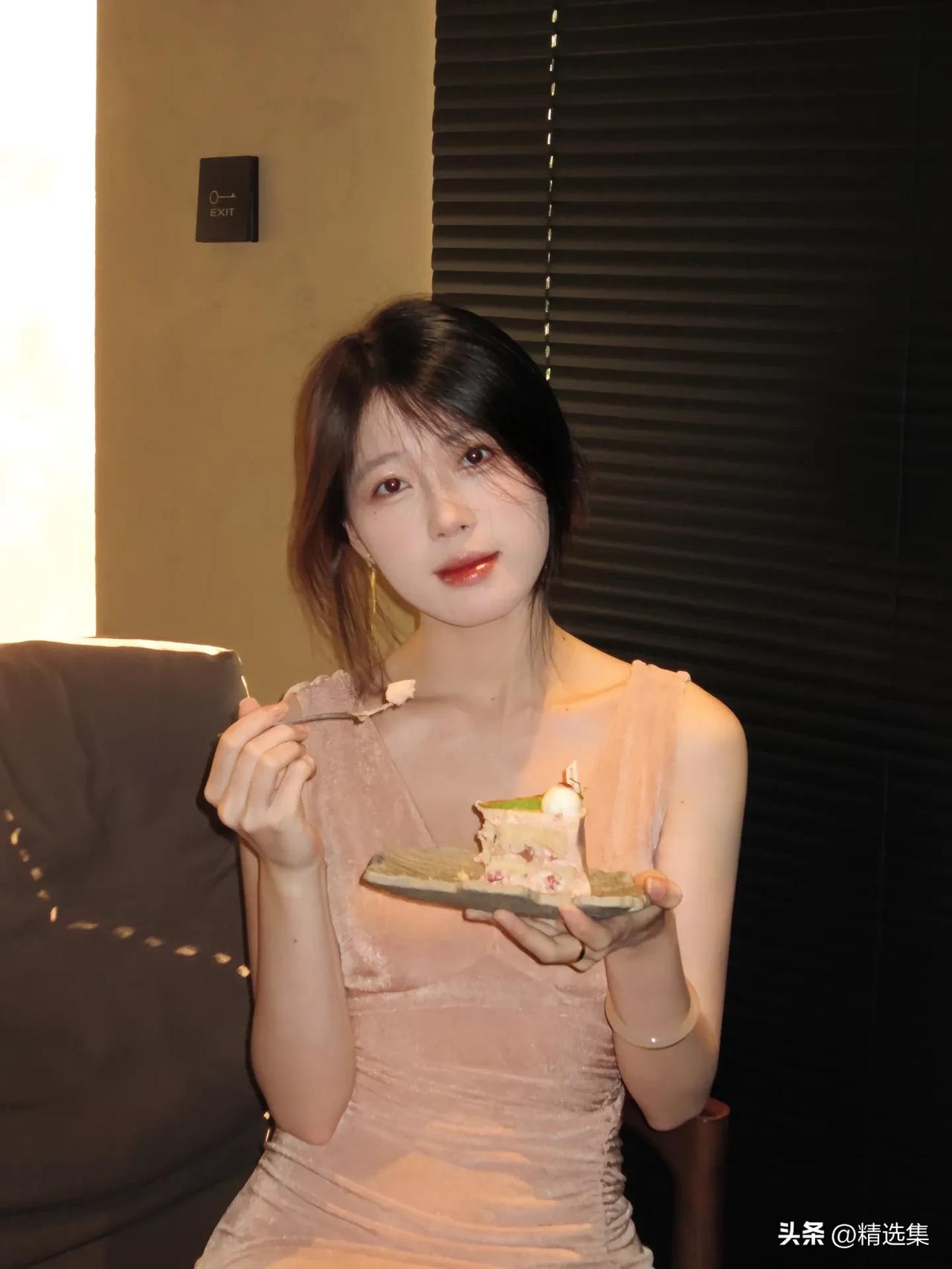 玉盘珍羞直万钱，雕盘绮食进芳筵。