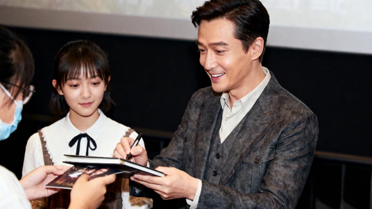 胡歌文淇路演互动太圈粉！360度打招呼+真情分享，新片《三滴血》直击现实引共鸣