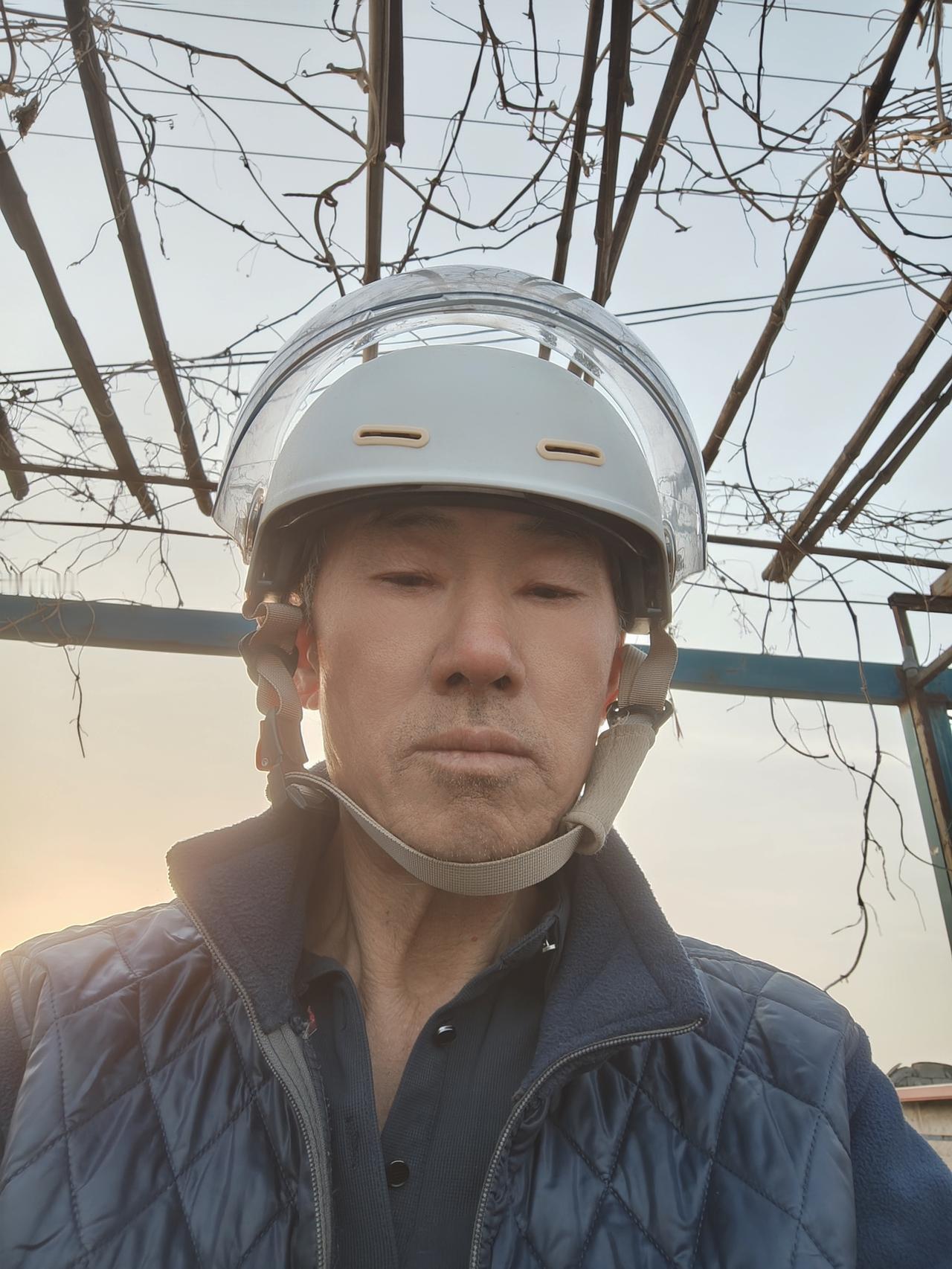 头盔小事
 
今天下午去大棚里忙活，骑上电动三轮车刚上村公路，就被执勤的同志拦了