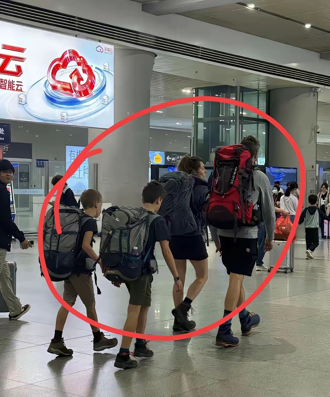 这些来中国旅游的外国人，他们很喜欢背这种很大的包，不像我们喜欢提着带轮子的大箱子