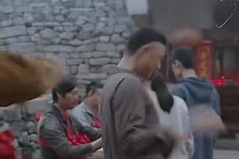央视热播剧《迷墙》中，以铁柱为首的三个农民工从余鸣和文一彤手中拿到钱，他们又把这