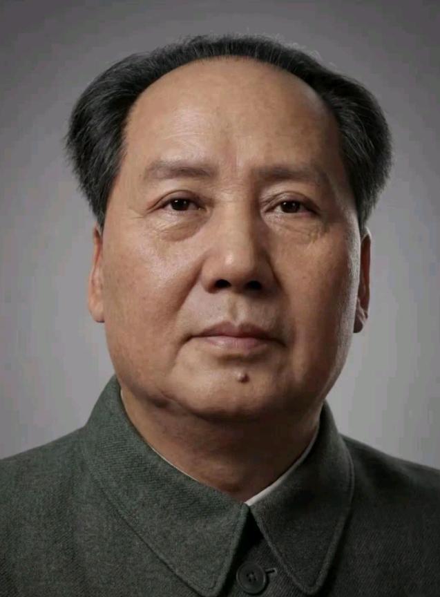 别用单一标准定义伟人，这份初心才该铭记
 
网上一直流传着一句话：“能让我们吃饱